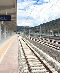 冲刺!杭黄高铁第一辆动车组以180KM/h时速驶过富阳站