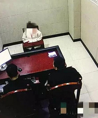 ����һŮ�ӱ����ƾƺ���ǿ�飬���˫�������˾�������