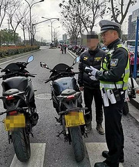 未满18周岁!两名“炸街”摩托车骑手被富阳交警查获!