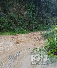 山洪爆发,冲毁景山村的路
