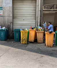 物美超市后隐藏着小型垃圾场?