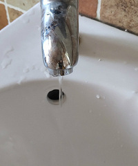 秋丰石塔上的自来水,5楼就这样了?