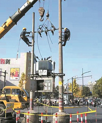 玉长城十字路口“拦路配变”拆除