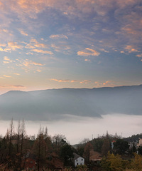 [����]����ĸ���ɽ�壬���ɽԶ����������