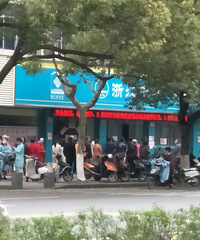为了5个口罩排长队,这不是聚众吗?