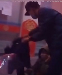 ��ҹ��Ů�������ڸ���һ�ҳ����ſڣ��Һ���������