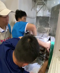 富阳一家早餐店里,有人被绞肉机“咬手”!