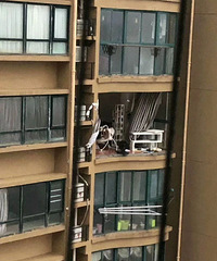 ����̨����Ϯ��Ů�ӹش�ʱ����11¥����׹��