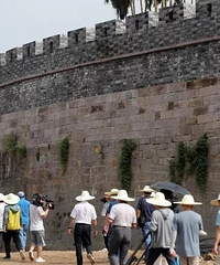 �µǹų�ǽ�����ֽ�һ����