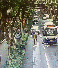 ����һ���ﱻ�������ף���Χ����һ����Ӧ̧��