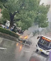 富阳街头一辆小轿车发生自燃