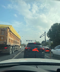 ����Сѧ·�ں��̵�ʱ���ı䵼�����ض³�