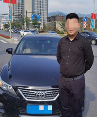 富阳一男子凭借自学农用车的技术,驾车上路