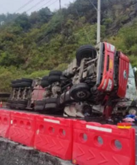 危急!於潜一大货车侧翻,压住了一辆小货车
