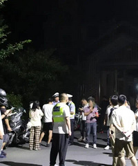 [����]�����˵أ�Ħ�г��������񣬲����������ϳ��֣�