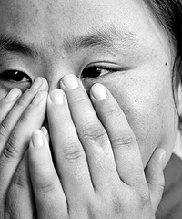 "母亲遇车祸早产脑瘫儿 四处求医愿儿活过12岁(组图)"