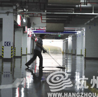 "滨江天恒大厦地下车库又湿又滑 开车像在练漂移"