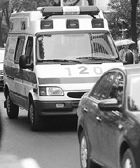 120急救车无人让行,拉警报成了“摆设”