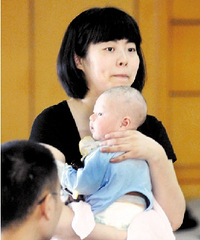 "5个月大别喂夜奶避免孩子早熟别开灯睡"