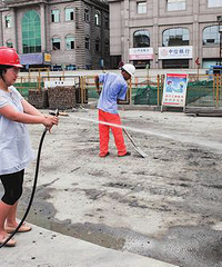 清洁地铁工地 两百米路扫了两小时(图)