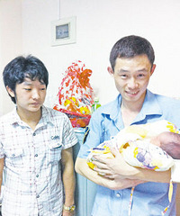厦门少女不知怀孕公交上产女 司机闯红灯送医(图)