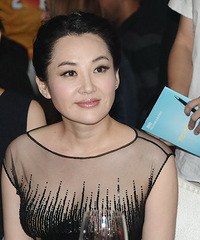 "科比现身上海 许晴透视装与飞侠合影露乳贴"