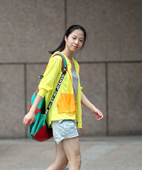 入夏后依旧外套不离身