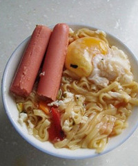 "方便面+火腿肠=高血压+骨质疏松泡面,你还敢吃吗?"