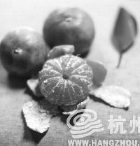 "吃橘子时你是不是把那些白筋全撕掉?那可是好东西!"