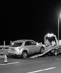 杭州湾大桥上奔驰车100码开着突然熄火停超车道 好吓人!