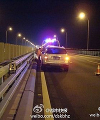 杭州湾大桥上奔驰车100码开着突然熄火停超车道 好吓人!