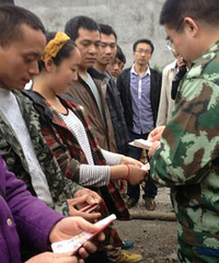 陈光标“暴力慈善” 现场发钱