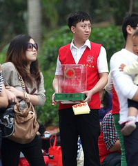 深圳红十字会为地震筹款 市民绕行