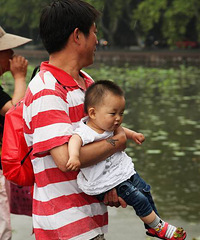 "抱小孩逛西湖的方式!"