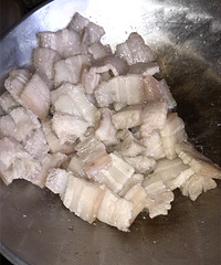 "最传统的做法——香椿米粉肉"
