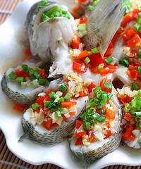 红剁椒蒸鲈鱼 (图)