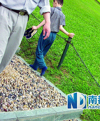 老人踩鹅卵石 想健身?或伤身!