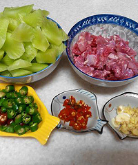 【鱼小妞牛牛】又香又嫩的川味莴笋兔子肉!