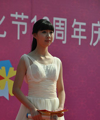 噶热闹的20周年校庆 来了好多美女哦