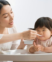 "小孩子不吃饭怎么办"