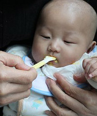 "婴儿几个月添加辅食?"