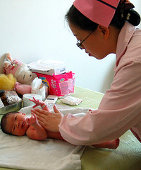 "婴儿抚触,怎么做?"