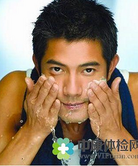 "正确饮水预防前列腺疾病"