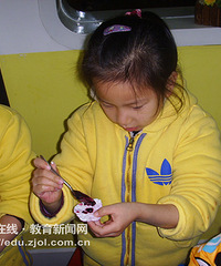 "新华实验幼托园 稚手搓出彩汤圆"