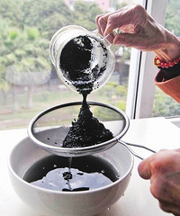 "沃尔玛售黑芝麻被质疑染色:洗后水变黑有沉淀物"