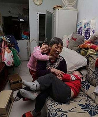 "60岁失独母亲生龙凤胎 母女3人1条鱼吃1个月"