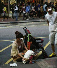 "孩子在香港街头小便 大陆夫妻与港人发生激烈冲突(逆转)"