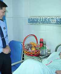 "成都“最牛”孕妇羊水破了独自驾车去医院"