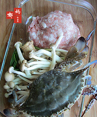 "嘟妈——鲜美无比简单菜——肉末菌菇蒸梭子蟹"