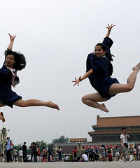 大学生天安门广场拍“赤脚飞天”造型毕业照